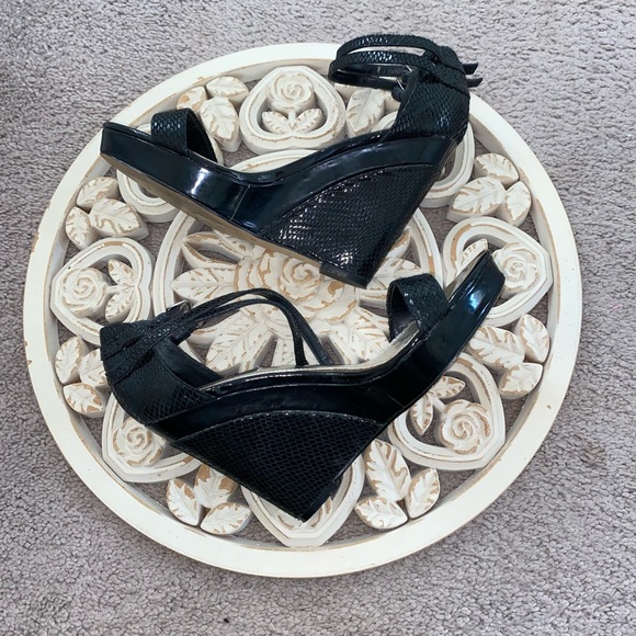 White House Black Market Black Leather Crocodile Embedded Wedge Sandals Size 8 - Picture 3 of 15